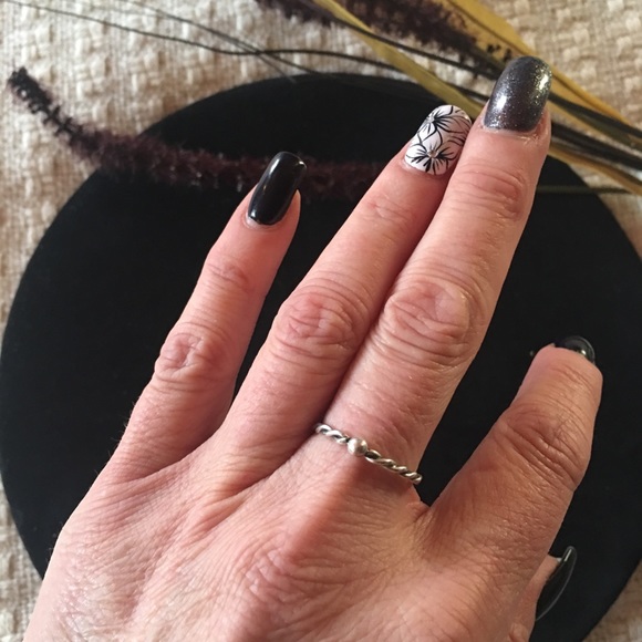 Sterling silver ring - Picture 2 of 5